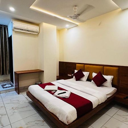 Hotel Prakasham Уджайн Екстериор снимка