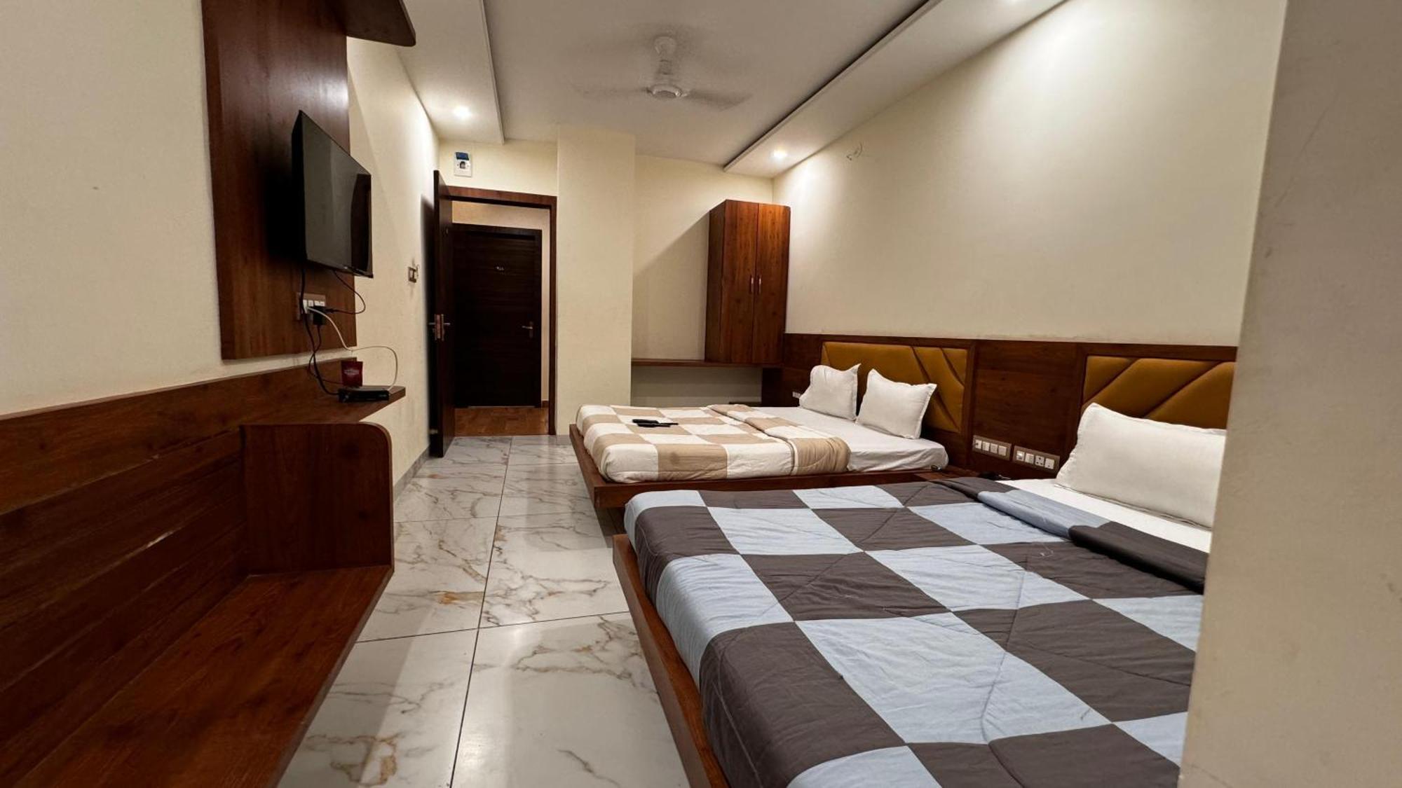 Hotel Prakasham Уджайн Екстериор снимка