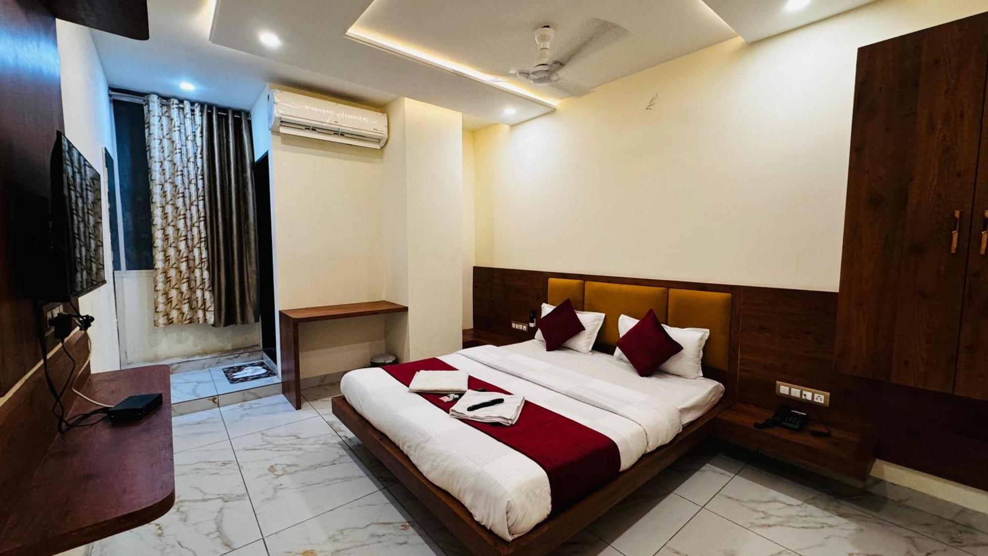 Hotel Prakasham Уджайн Екстериор снимка