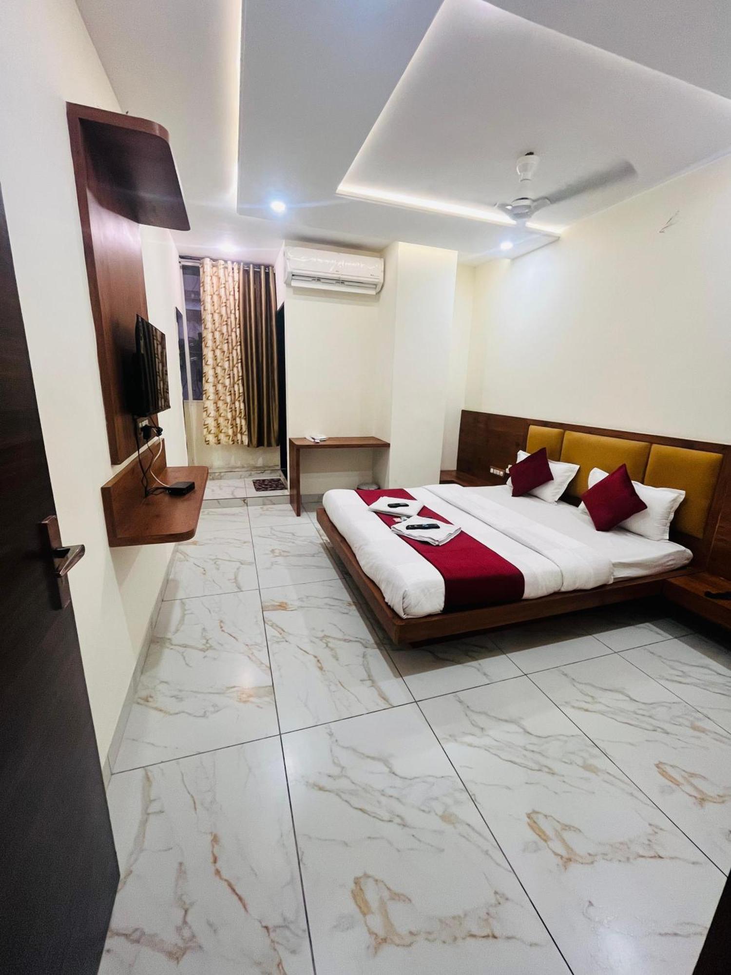 Hotel Prakasham Уджайн Екстериор снимка
