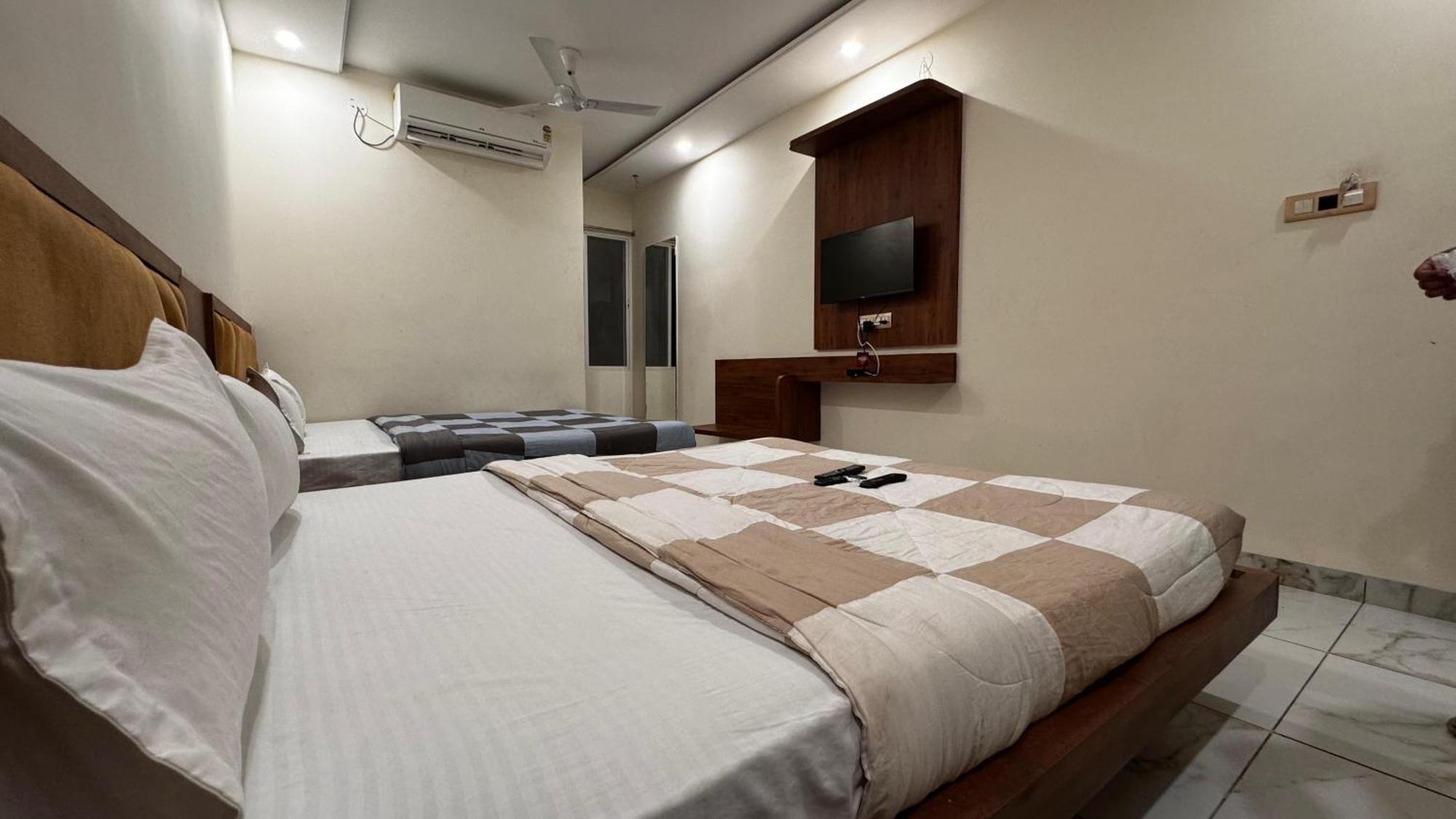 Hotel Prakasham Уджайн Екстериор снимка