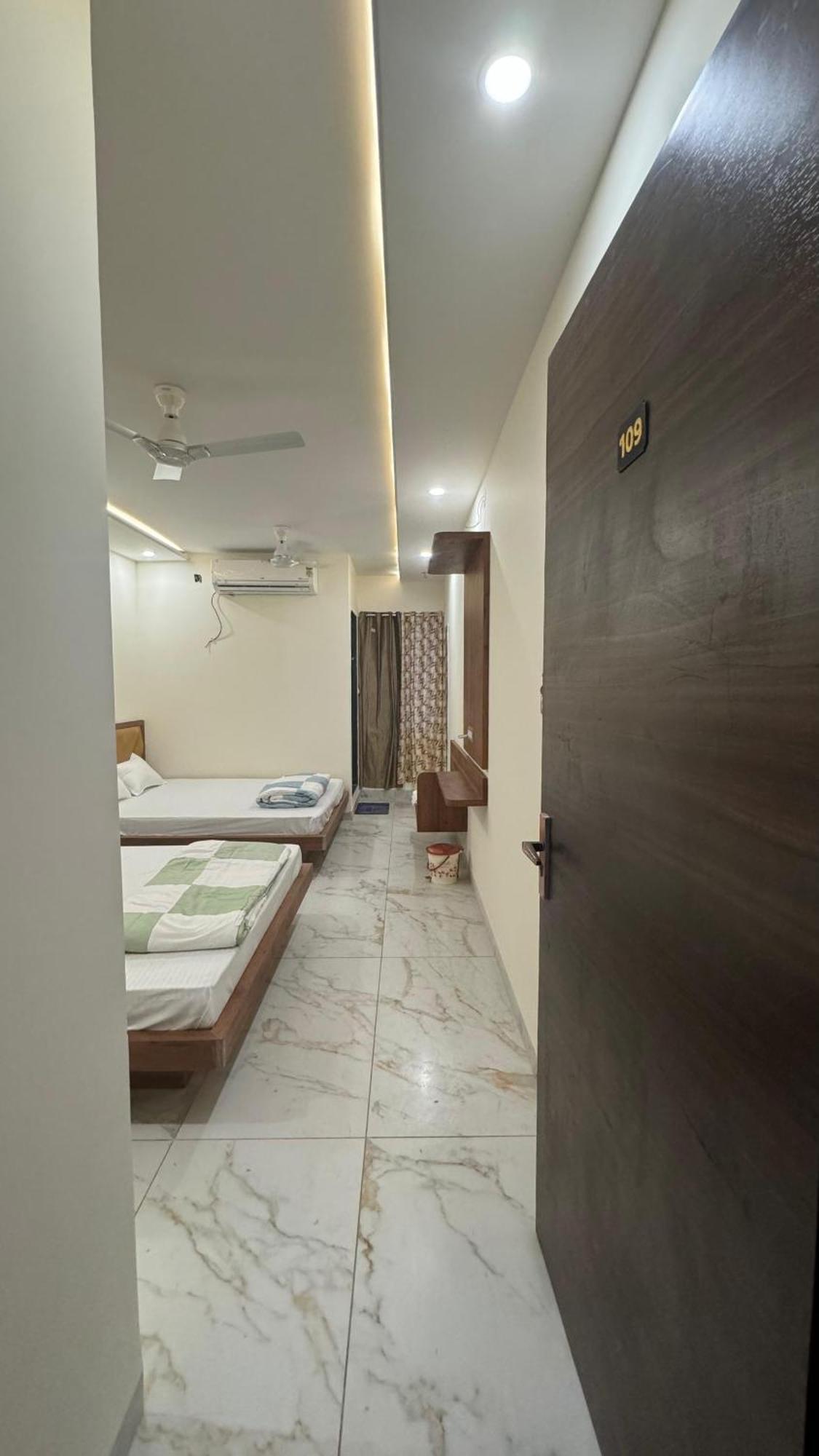 Hotel Prakasham Уджайн Екстериор снимка