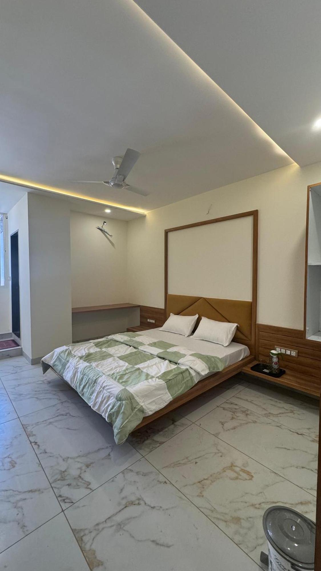 Hotel Prakasham Уджайн Екстериор снимка