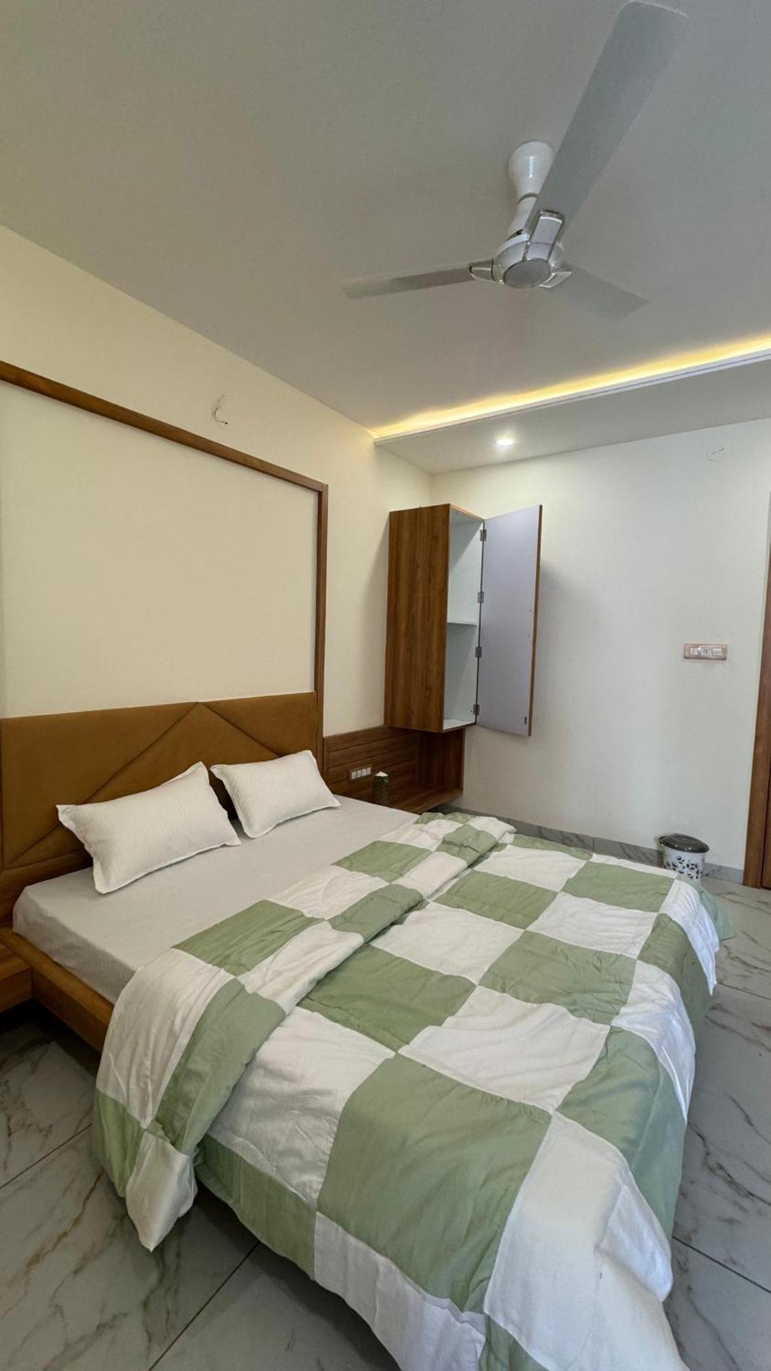 Hotel Prakasham Уджайн Екстериор снимка